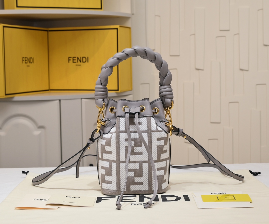Michelle  美品 FENDI モントレゾール グレージュ FENDI（フェンディ） バッグ MINI MON TRESOR ミニ モン トレゾール