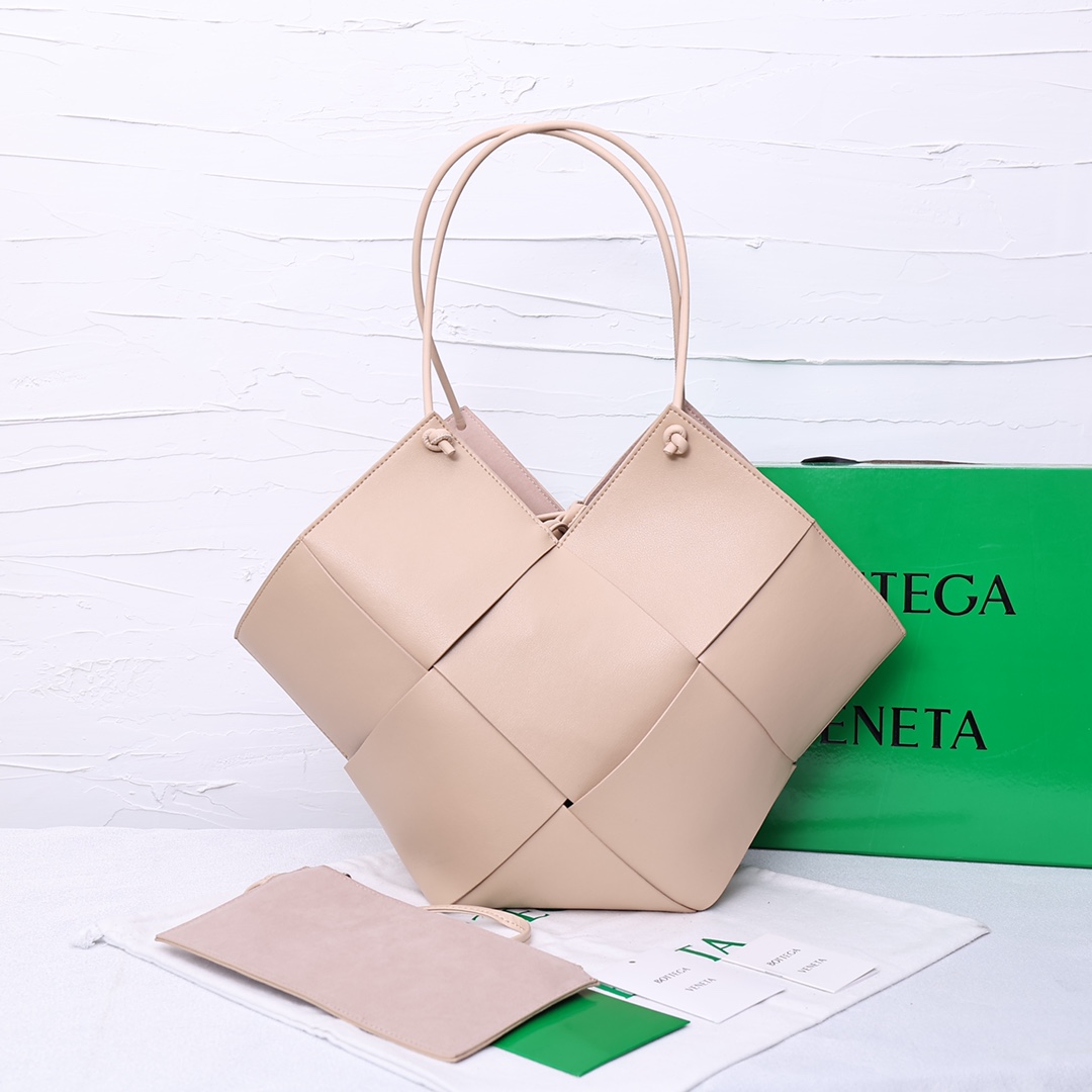 ボッテガヴェネタ　変わり編みバッグ ボッテガヴェネタ バッグ新作 2024 Bottega Veneta ミディアム