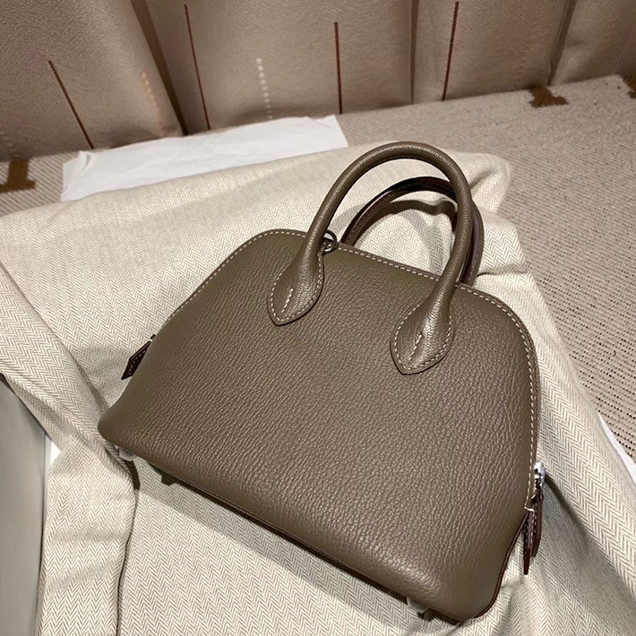 エルメス・ボリード専門店 H品 HERMES ボリード1923 ミニ シェブルミゾル エトゥープ シルバー金具 BN002 ボリード ミニサイズ感 - 画像 (5)