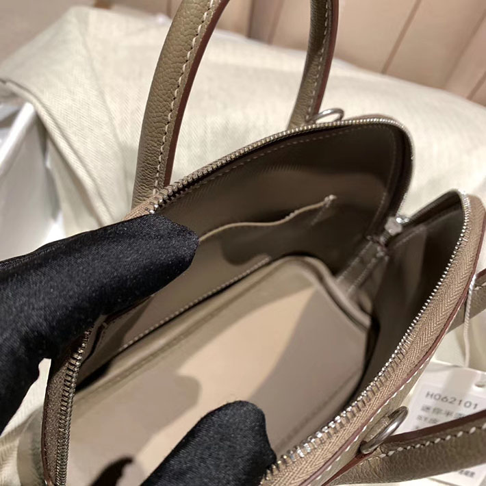 エルメス・ボリード専門店 H品 HERMES ボリード1923 ミニ シェブルミゾル エトゥープ シルバー金具 BN002 ボリード ミニサイズ感 - 画像 (2)